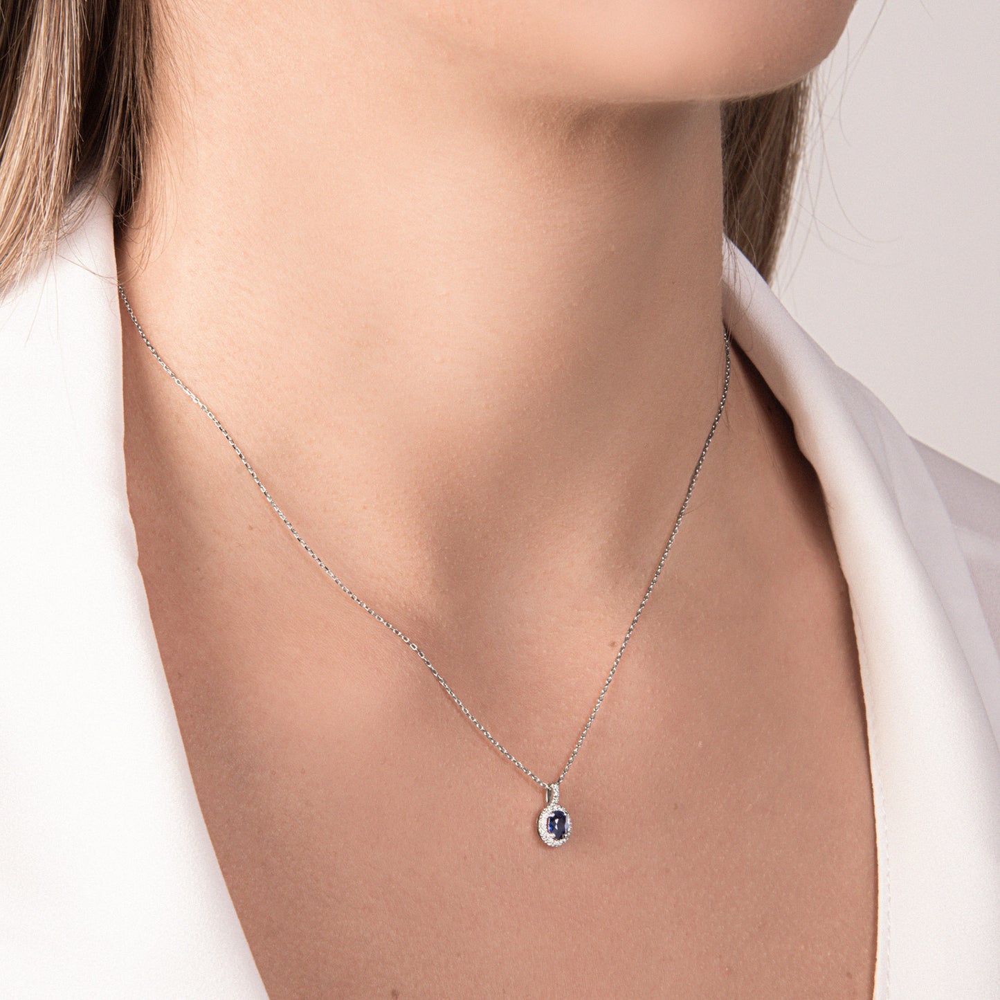Collana in ORO BIANCO, ZAFFIRO E DIAMANTI AB716/Z