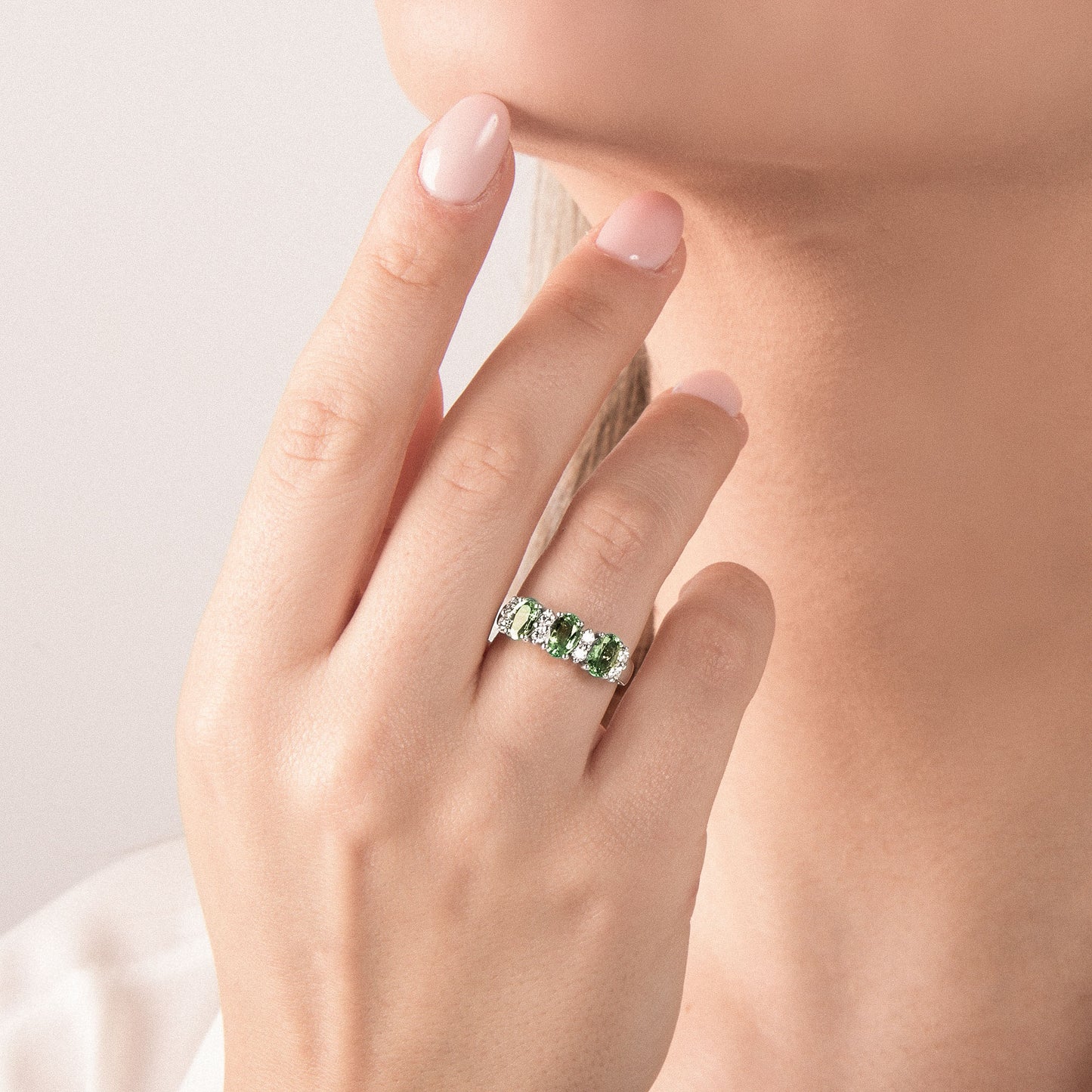 Anello Trilogy ORO BIANCO DIAMANTI E SMERALDI LF387/S
